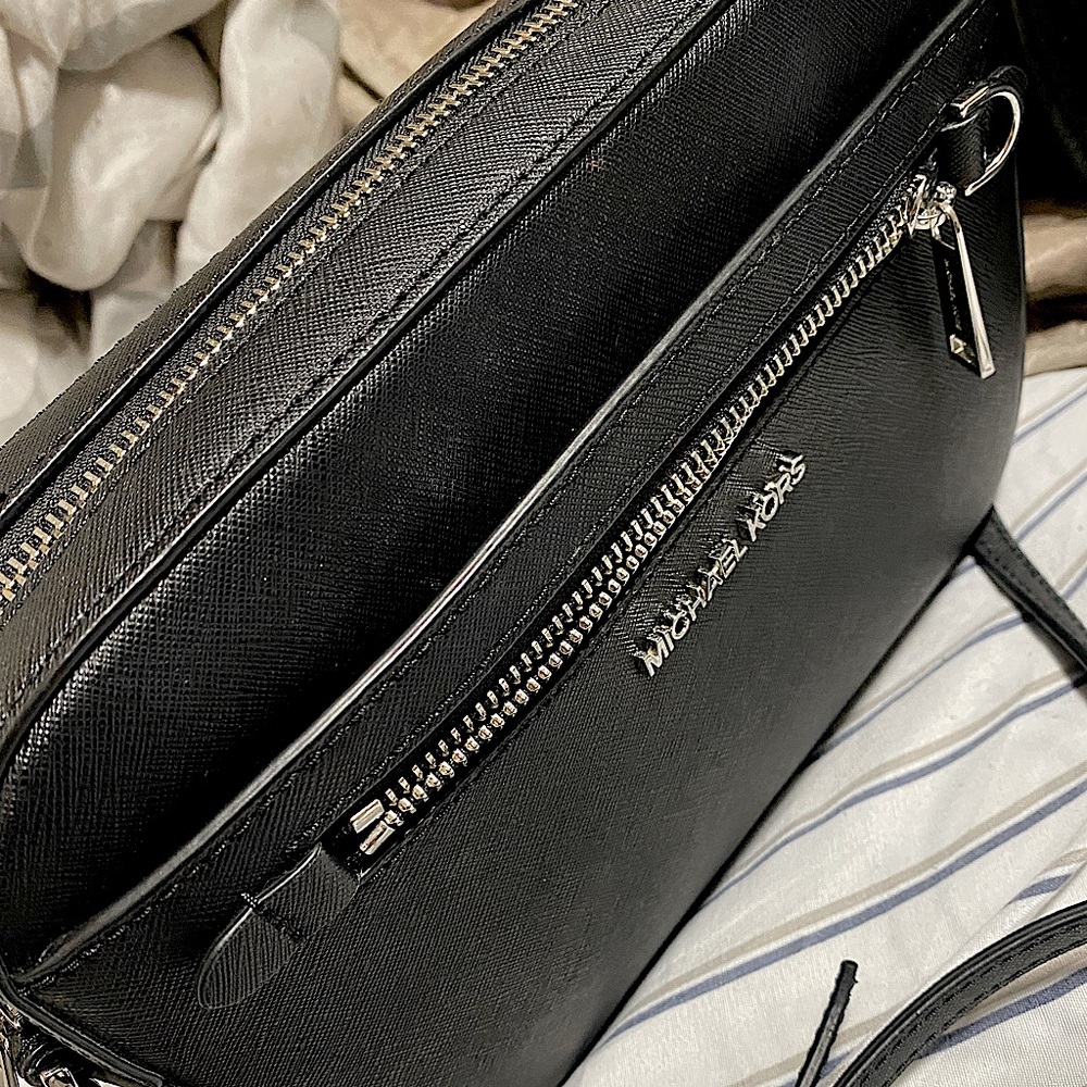 Barely used Micheal kors bag in great condition !